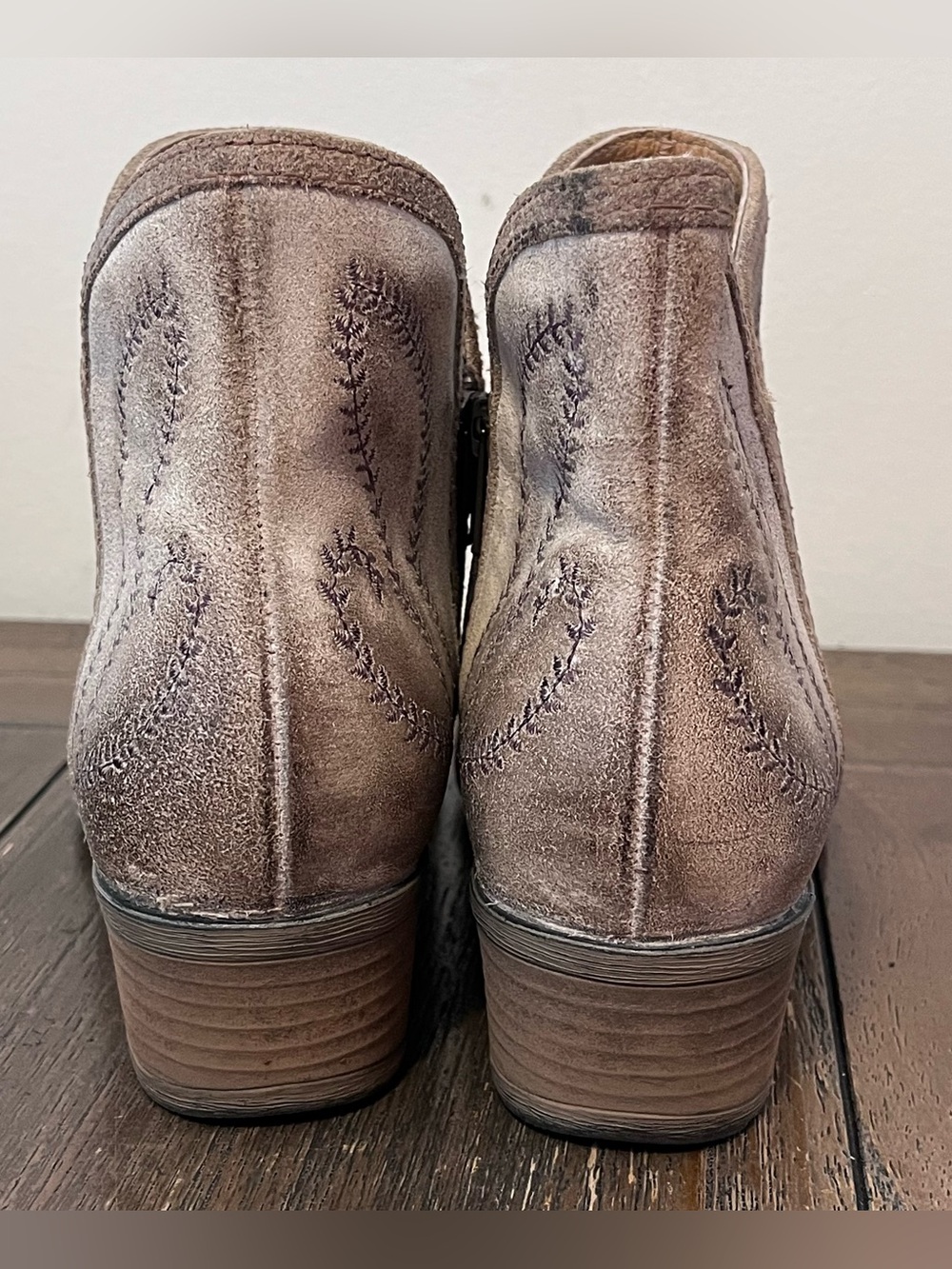 Sterling River Western Embroidered Distressed Booties Womens 8.5 - Picture 5 of 10